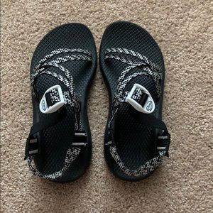 chacos women size 6 black and white